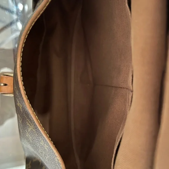 Authentic Beautiful Louis Vuitton Saumur 35 Shoulder Bag. - Picture 11 of 16